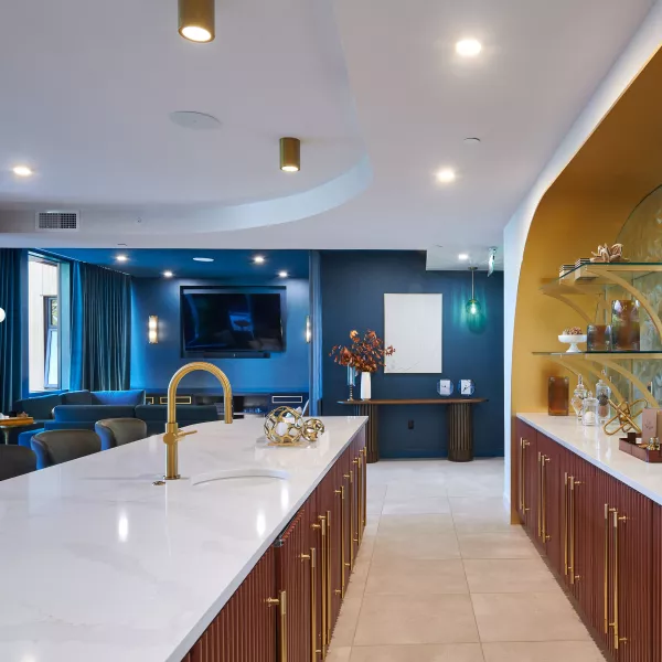 A lounge with marble countertops, blue walls and modern finishes.